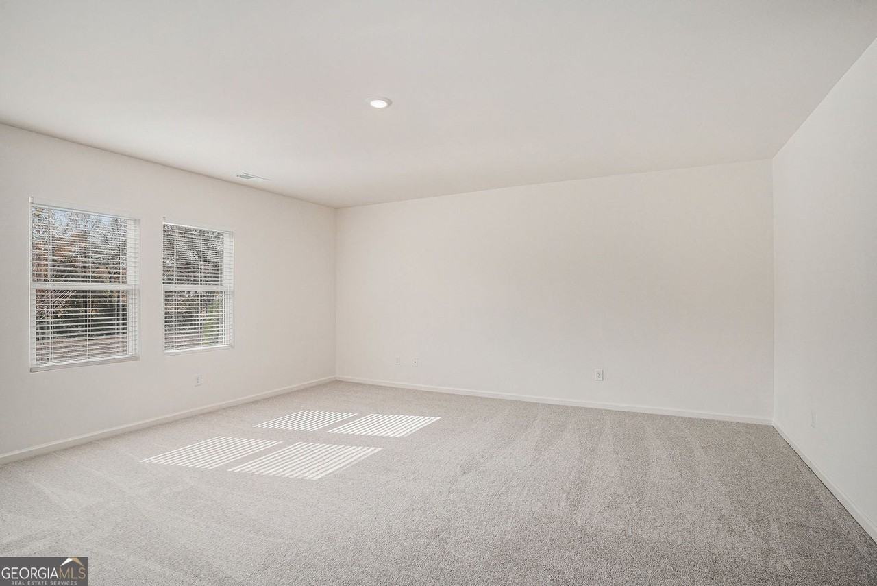 7650 Saffron Ave - Photo 7 of 36