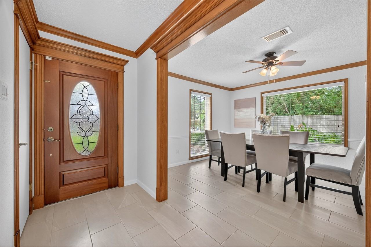 2711 Yost Blvd - Photo 4 of 48