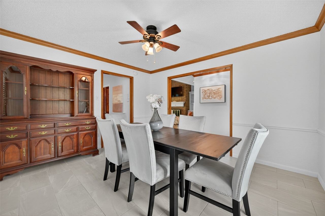 2711 Yost Blvd - Photo 5 of 48