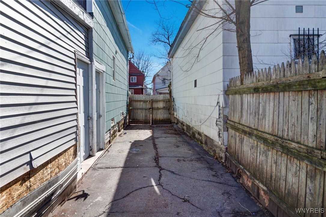 20 Wood Ave - Photo 7 of 43