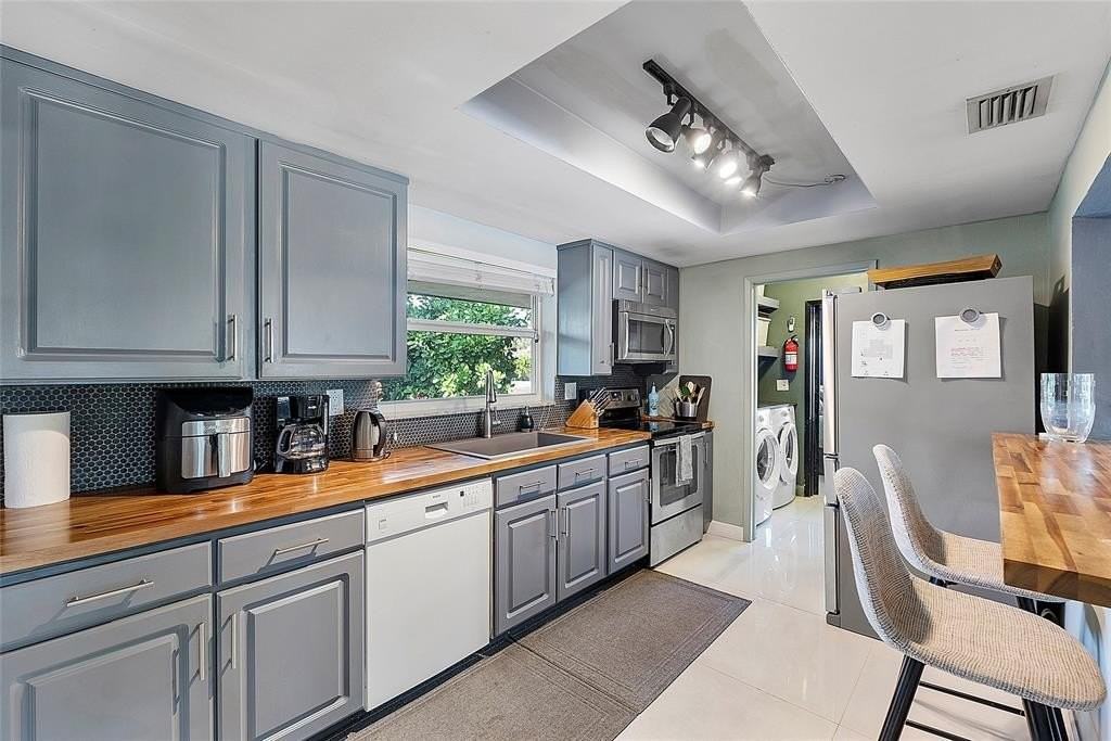 5260 Ne 17th Ter - Photo 4 of 17