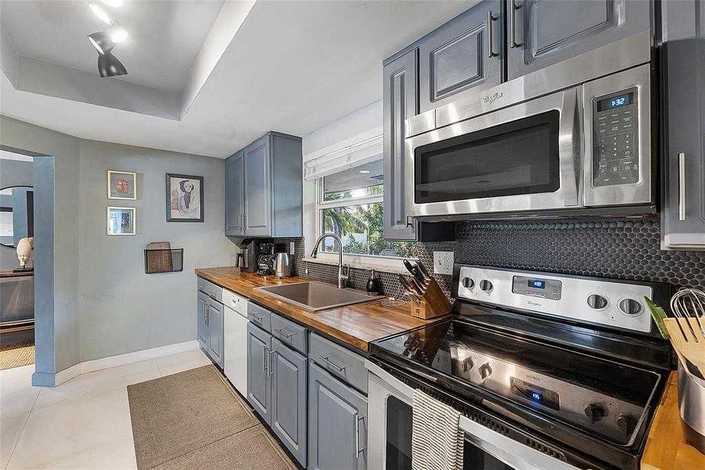 5260 Ne 17th Ter - Photo 5 of 17