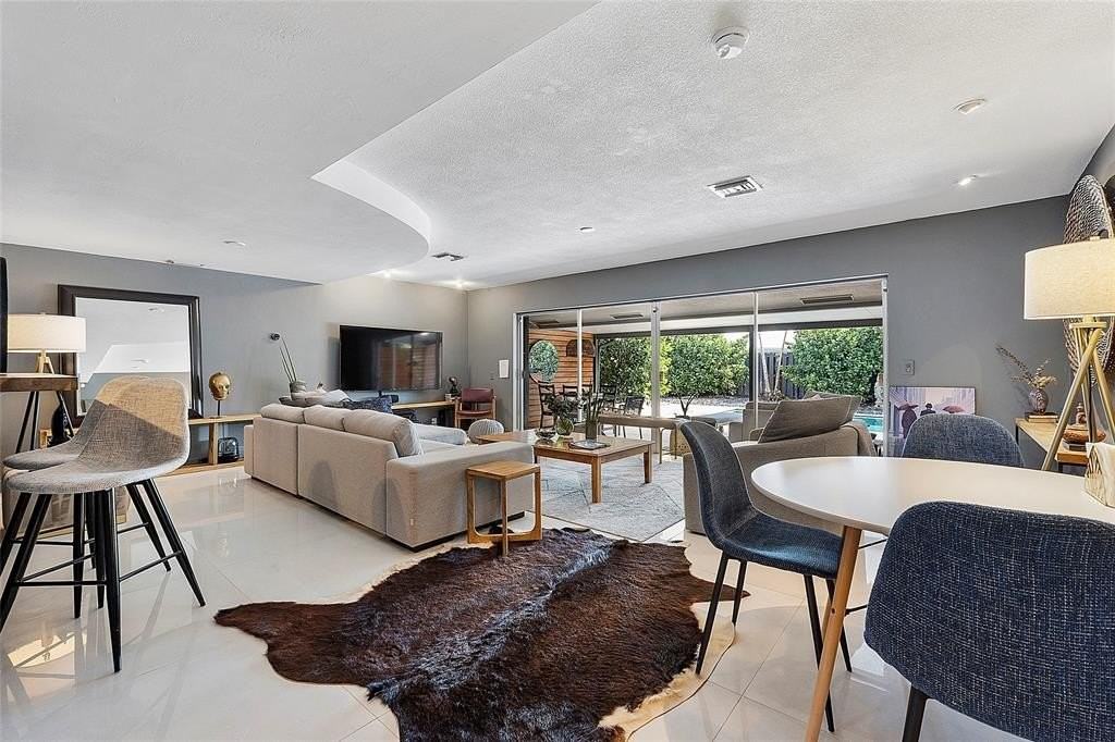 5260 Ne 17th Ter - Photo 6 of 17