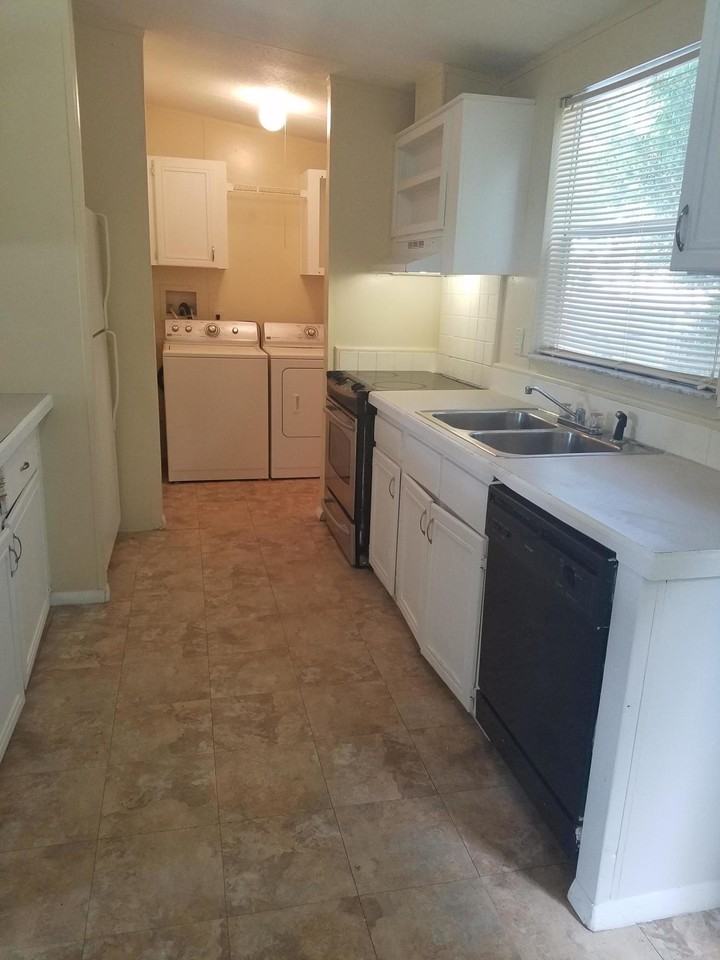 11841 Atlantic Cir - Photo 6 of 10