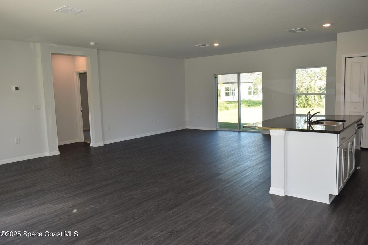 3094 San Filippo Dr Se - Photo 3 of 19