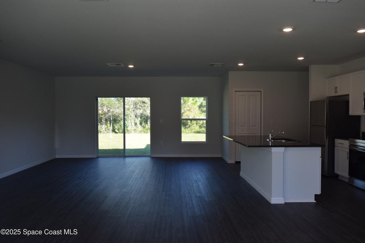 3094 San Filippo Dr Se - Photo 4 of 19