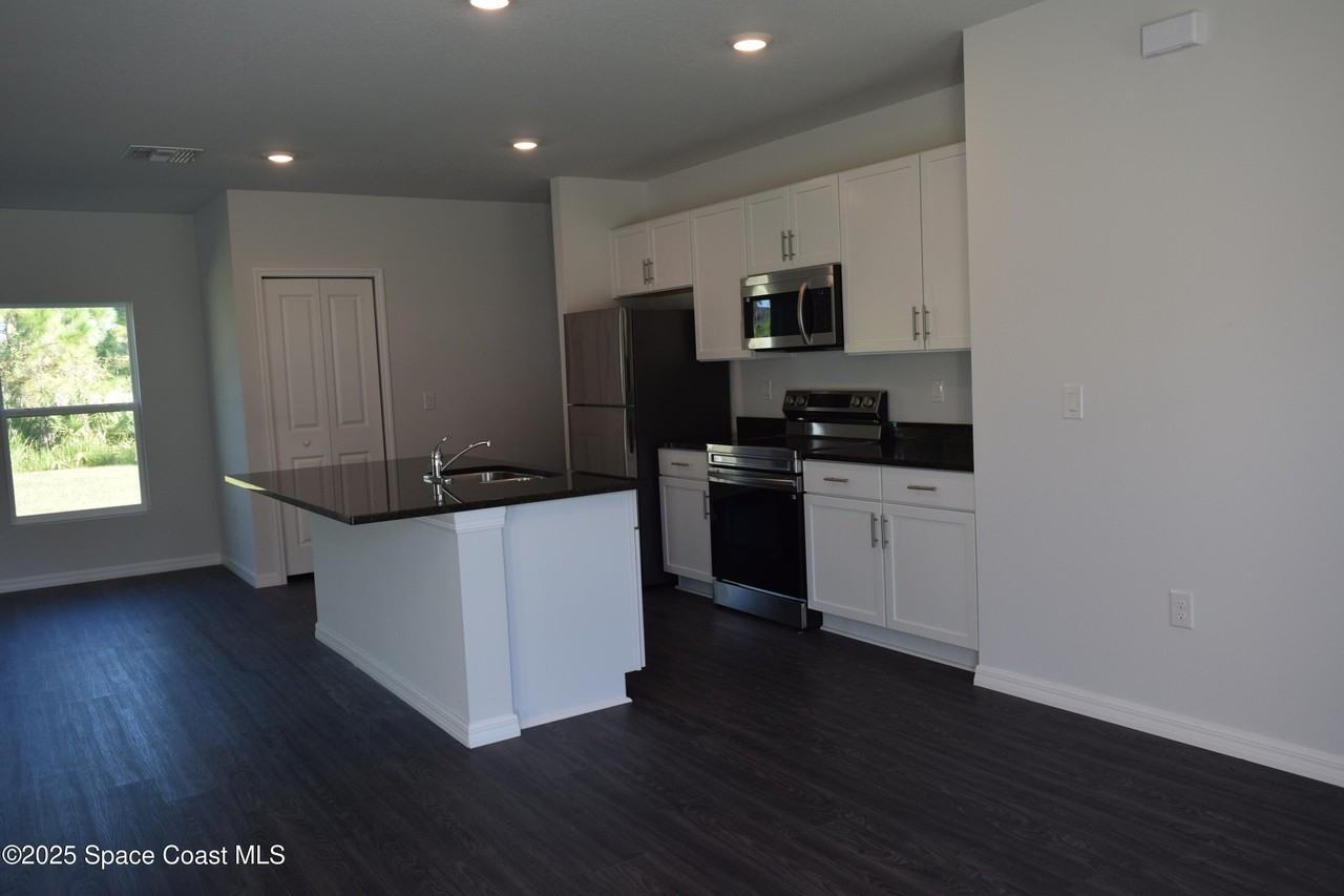 3094 San Filippo Dr Se - Photo 5 of 19