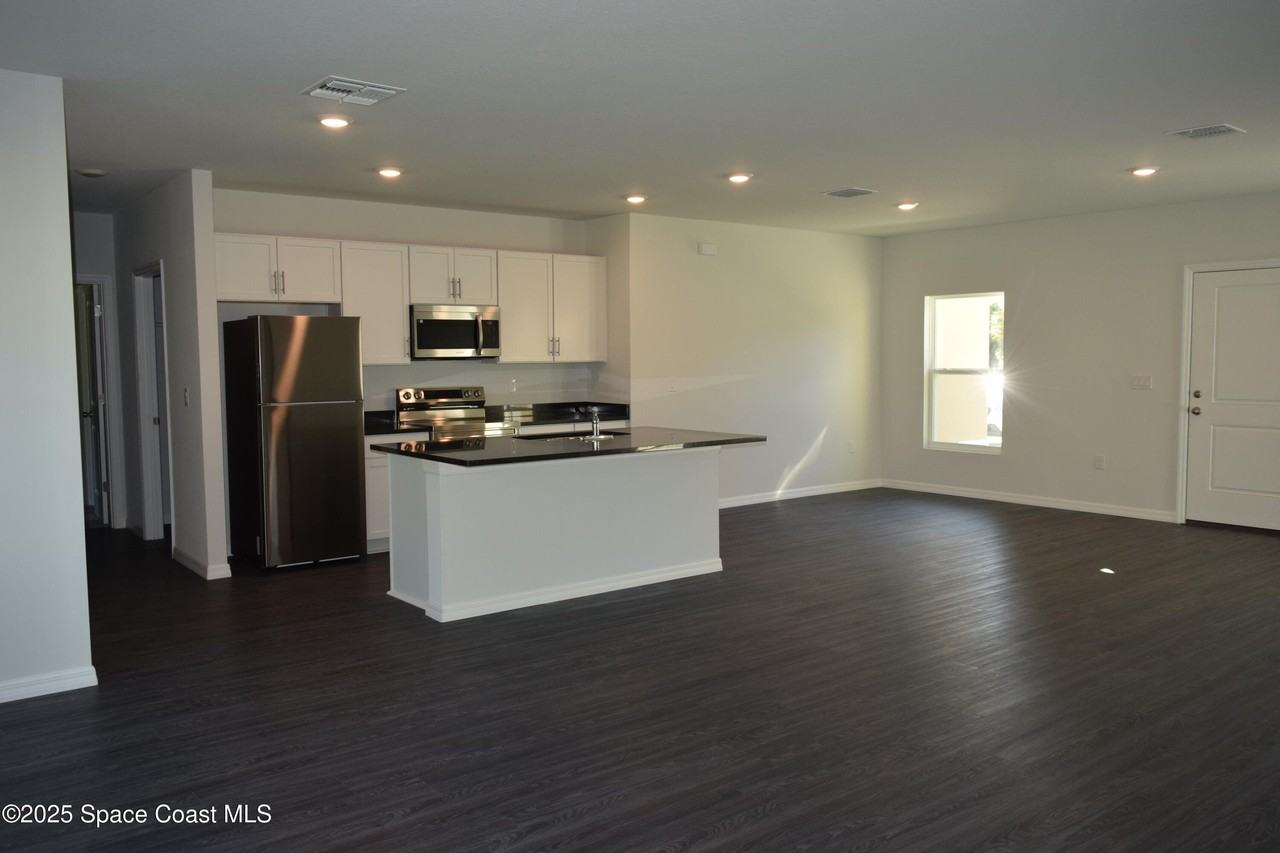 3094 San Filippo Dr Se - Photo 6 of 19