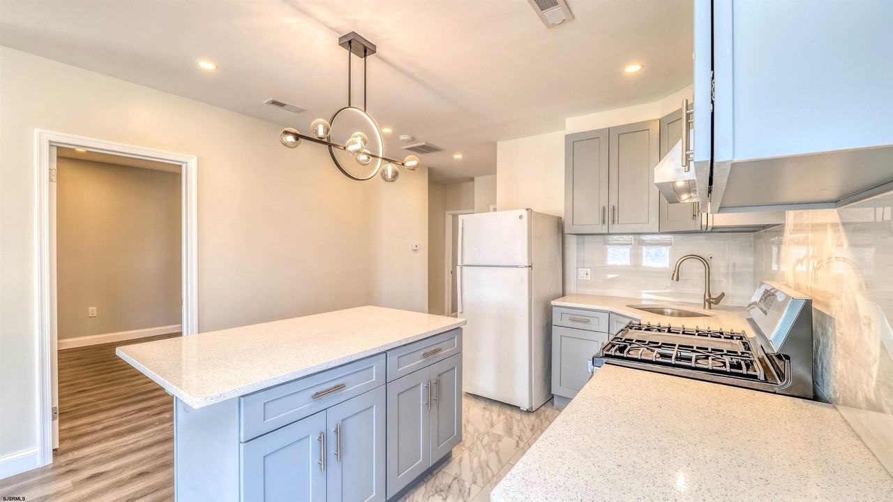 5201 Ventnor Ave - Photo 4 of 25