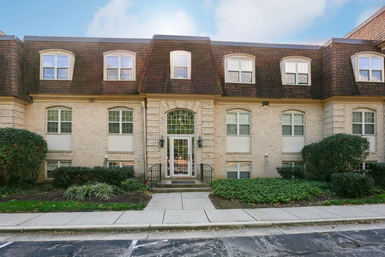 Versailles Apartments - Photo 4 of 28