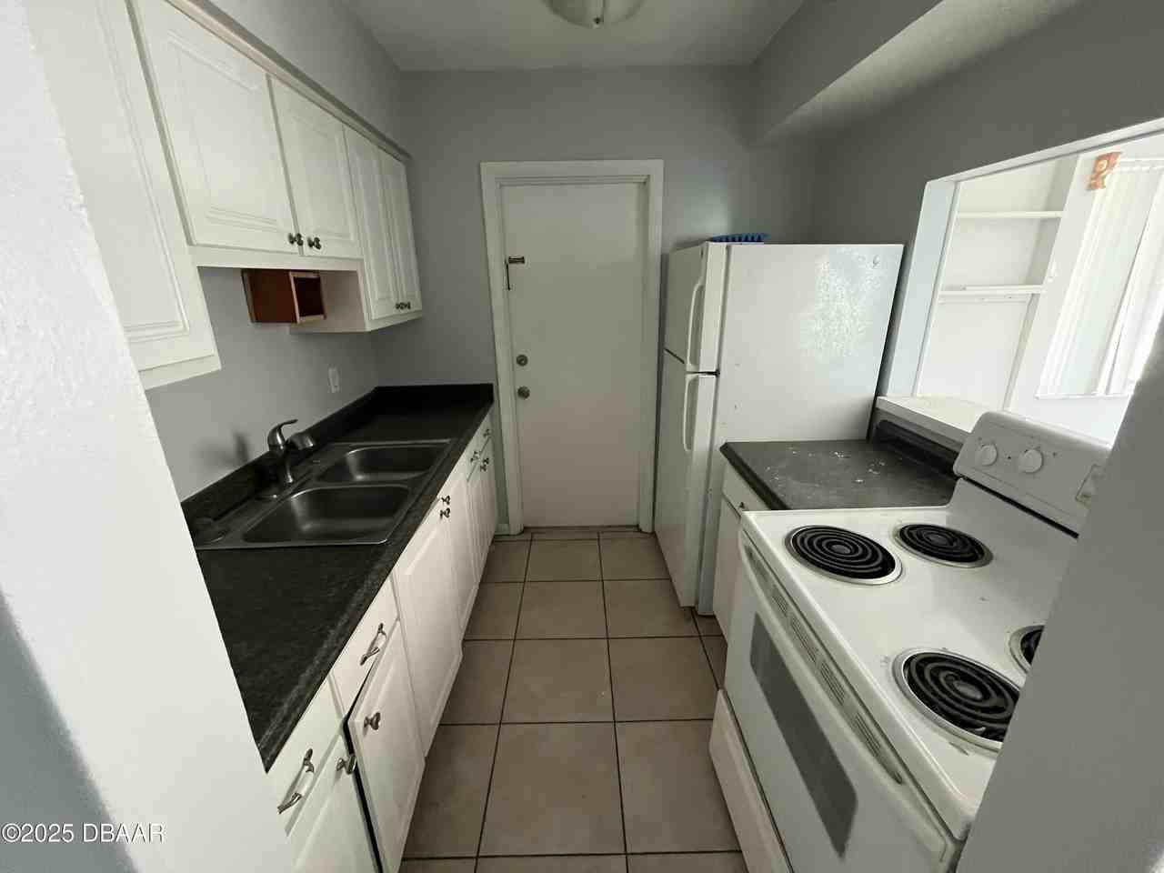 1850 South Park Avenue #E2 - Photo 5 of 10