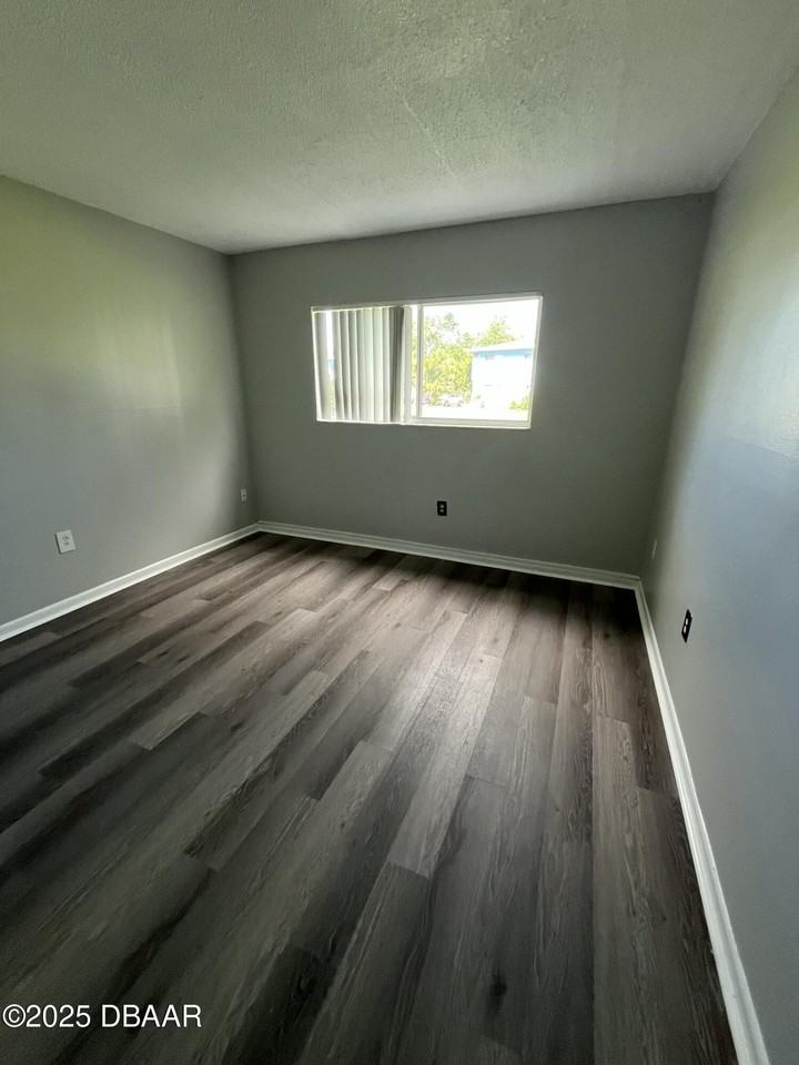 1850 South Park Avenue #E2 - Photo 6 of 10