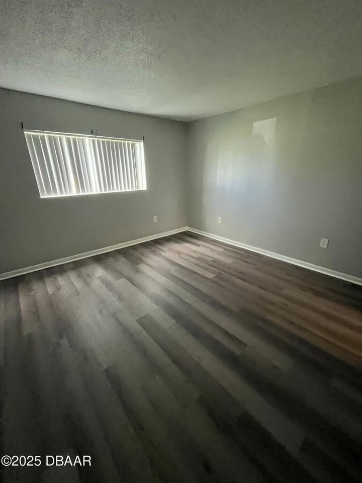 1850 South Park Avenue #E2 - Photo 7 of 10