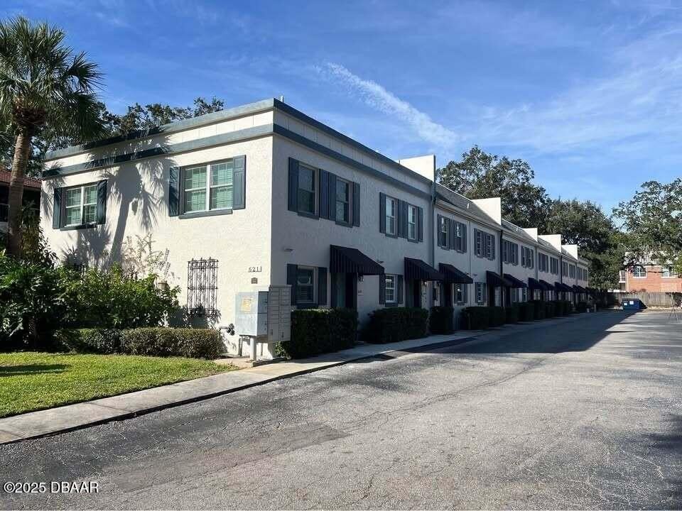 623 East Amelia Street