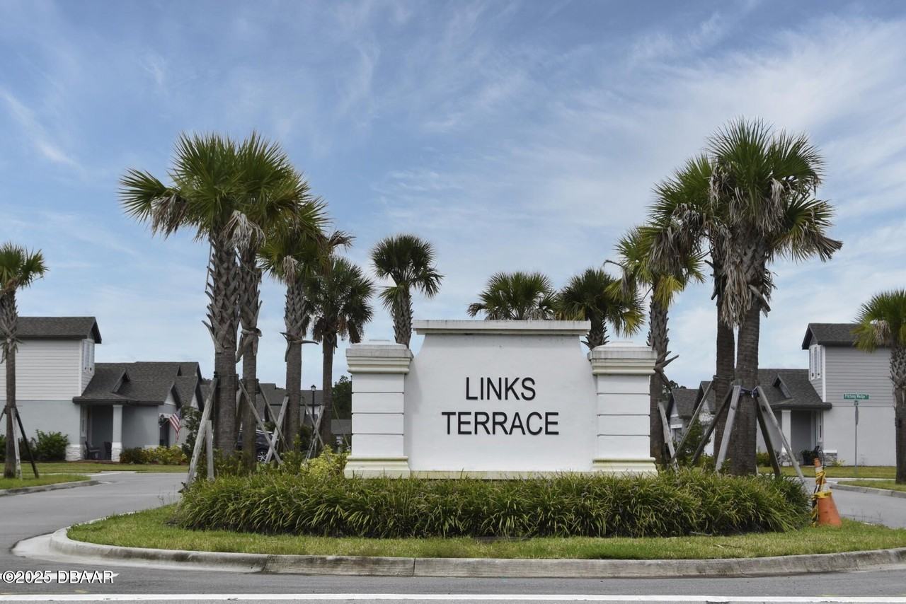 190 Links Terrace Boulevard - Photo 5 of 46