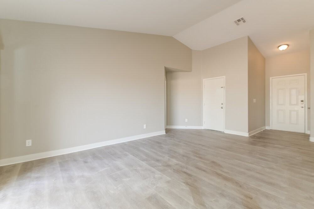 390 Lombardy Cir - Photo 4 of 16