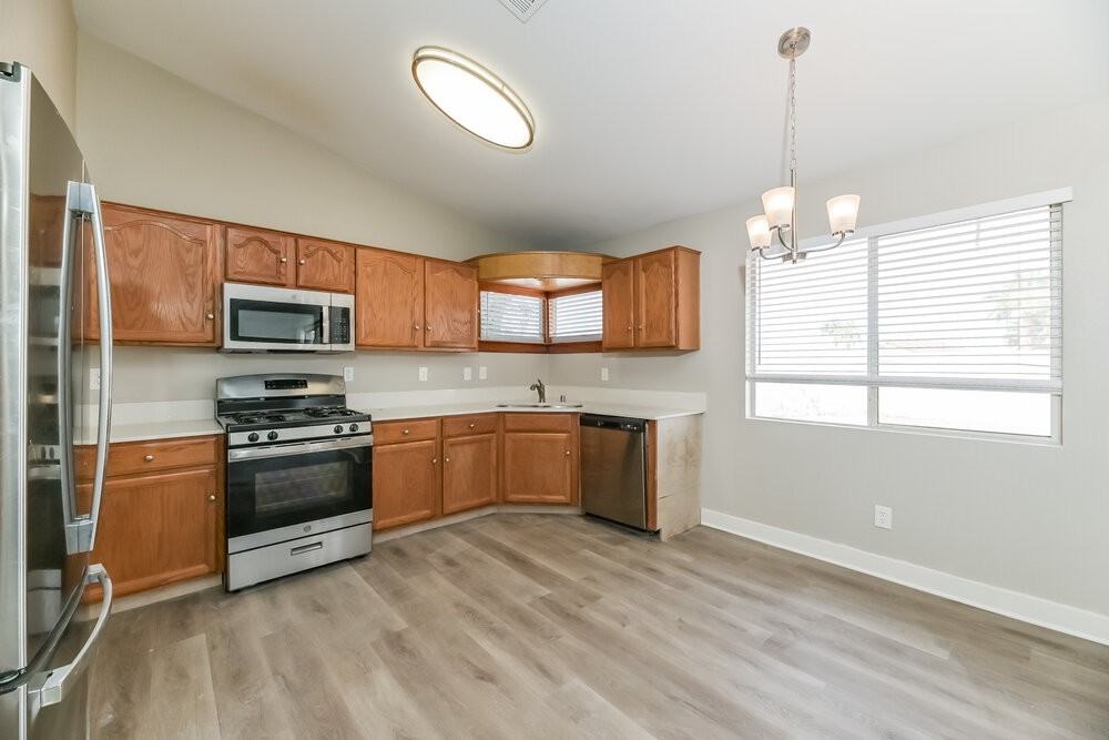 390 Lombardy Cir - Photo 6 of 16