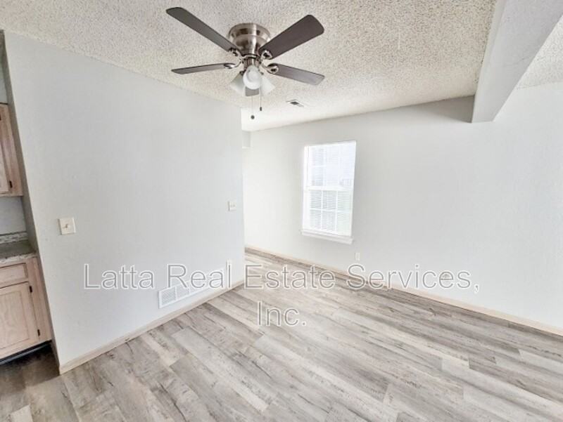 202 Ne Sunshine St #A - Photo 5 of 15