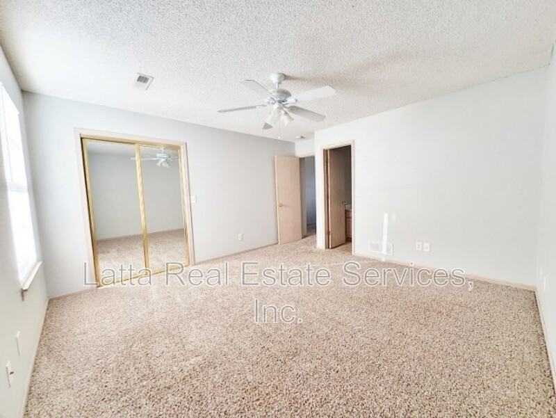 202 Ne Sunshine St #A - Photo 7 of 15