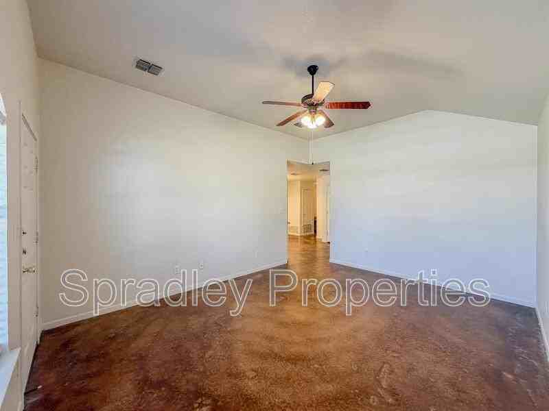 5506 Luxor Dr Apt B - Photo 2 of 18