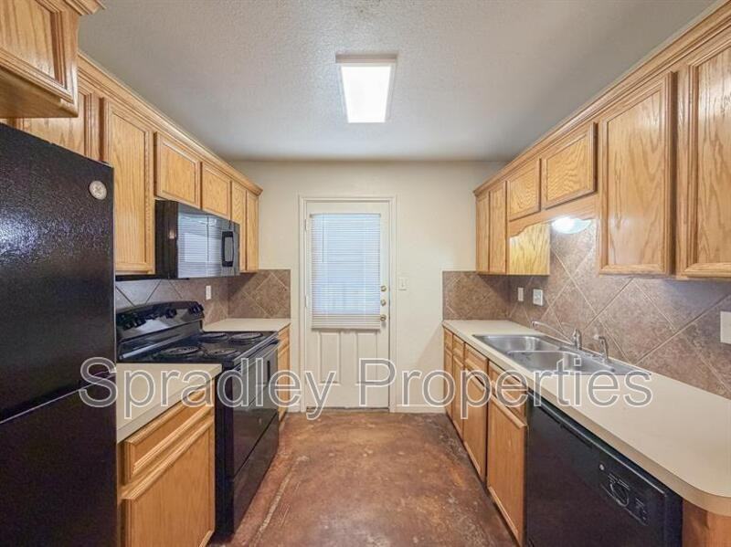 5506 Luxor Dr Apt B - Photo 4 of 18