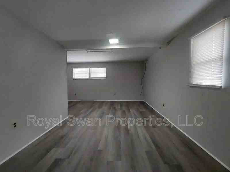 115 1/2 Lenox St - Photo 4 of 12