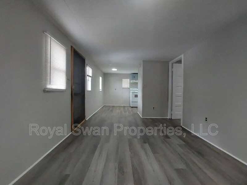 115 1/2 Lenox St - Photo 6 of 12