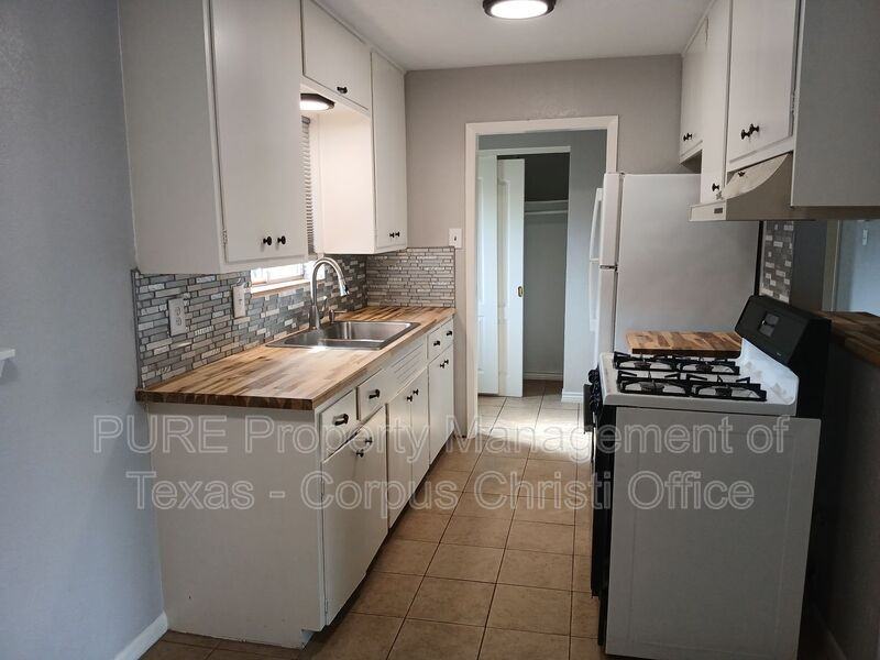 1733 Treyway Ln - Photo 4 of 21