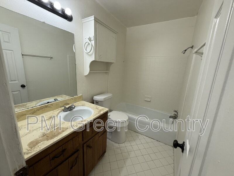 4704 S Darlington Ave #D7 - Photo 6 of 8