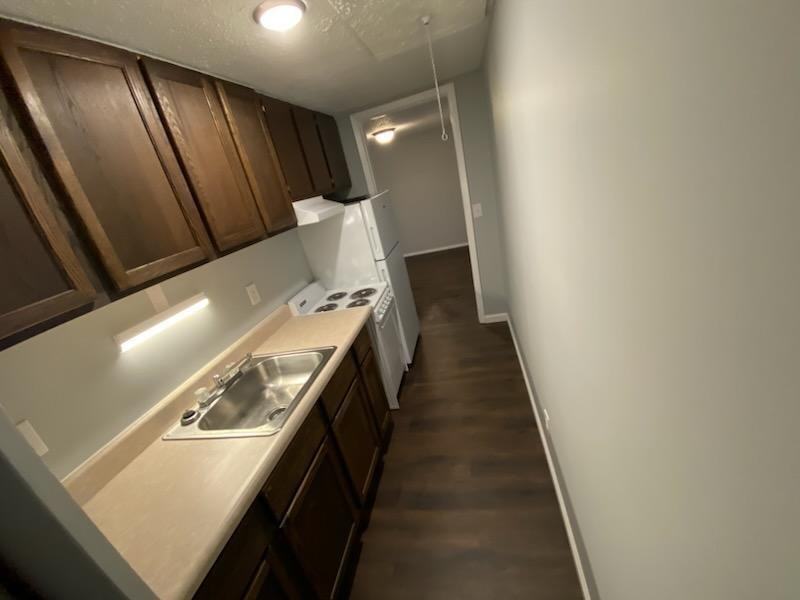 Hillsboro Manor - Photo 6 of 8