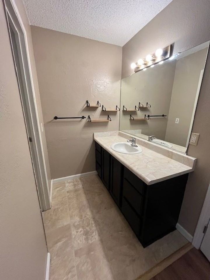 5725 Sage Dr - Photo 4 of 11