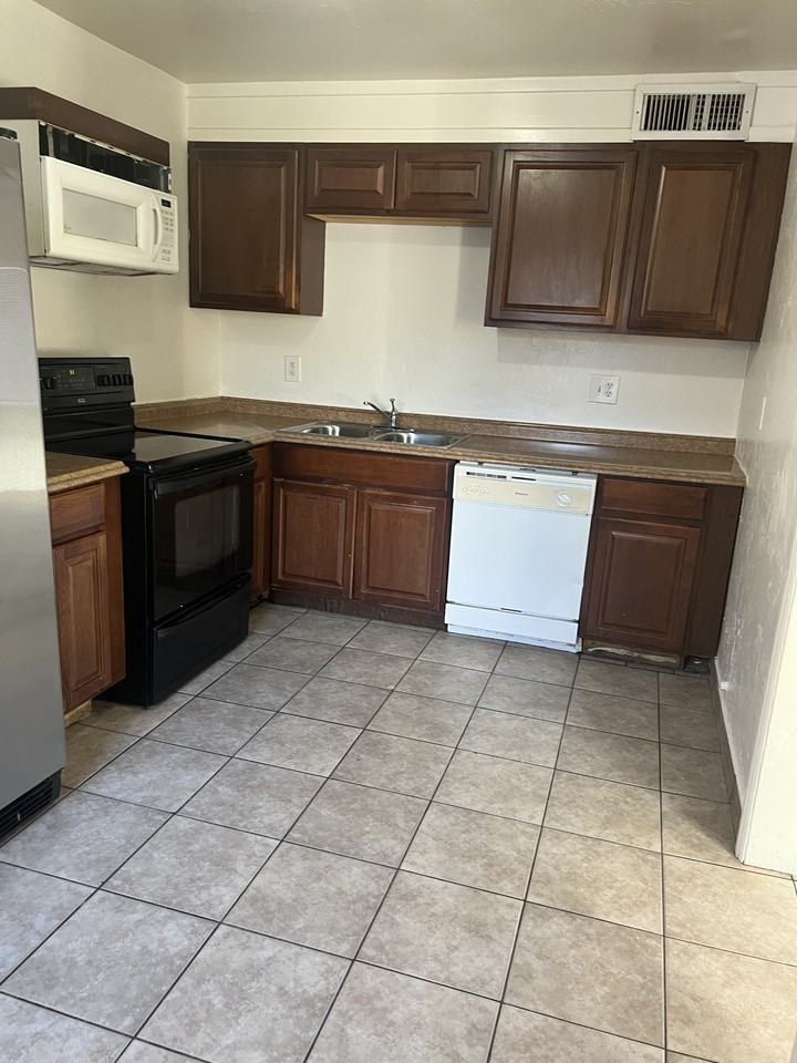 1485 // 3865 N Tyndall Ave #3 - Photo 4 of 10