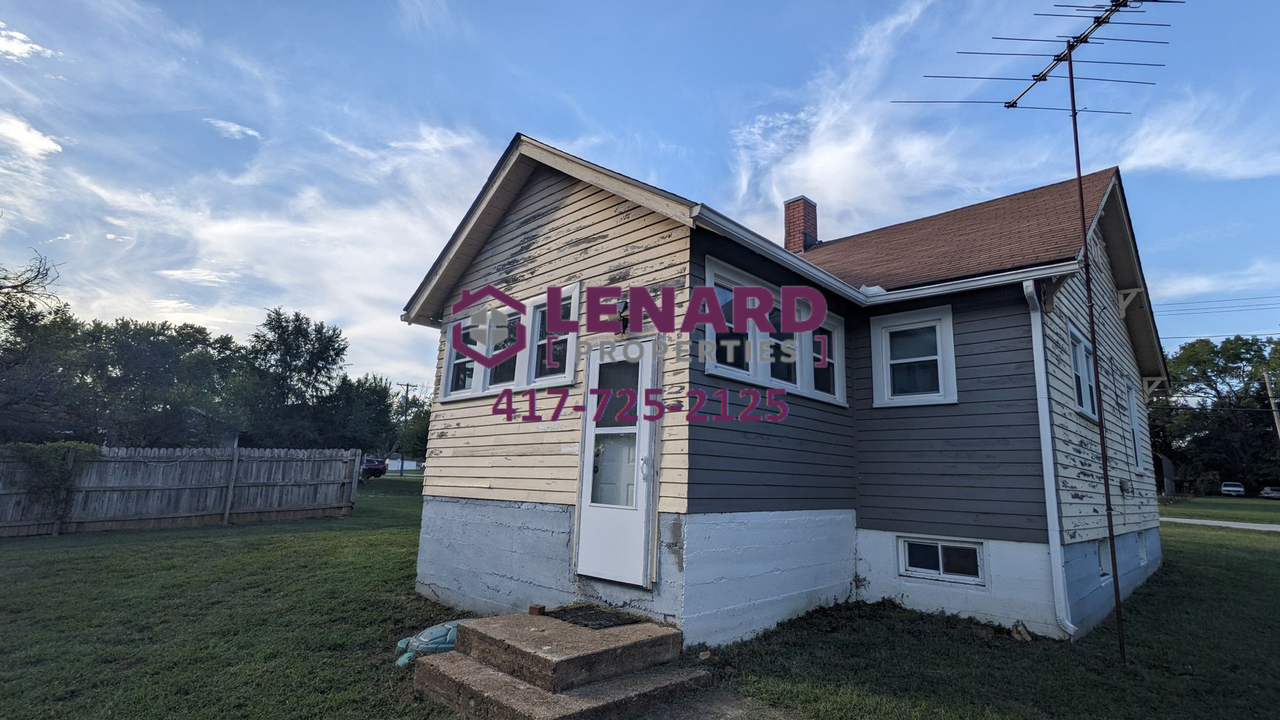 904 E Locust St - Photo 2 of 16