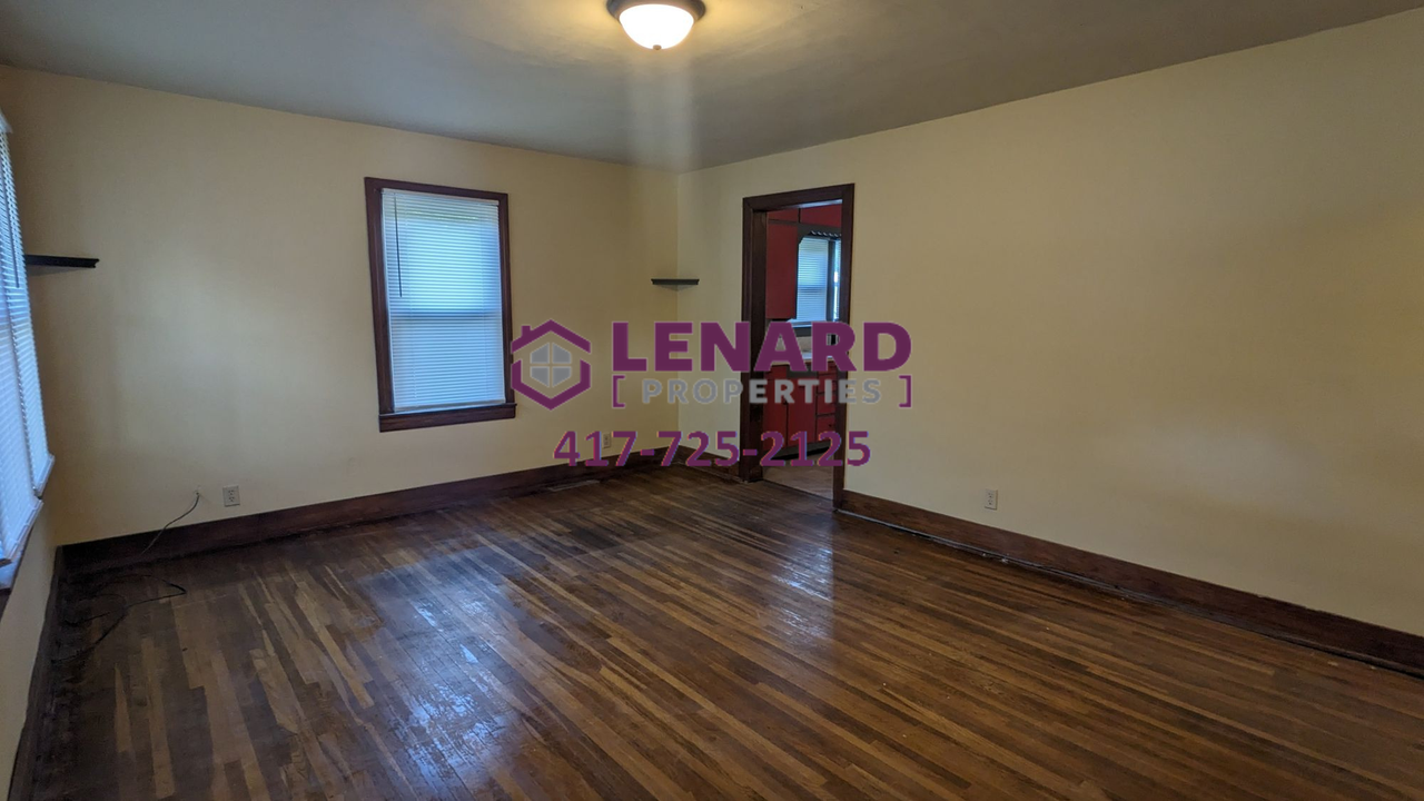 904 E Locust St - Photo 3 of 16