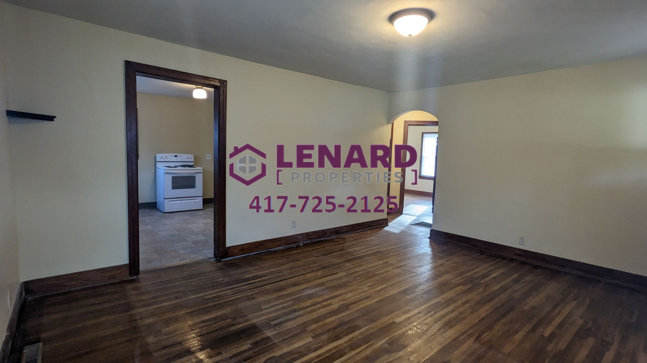 904 E Locust St - Photo 5 of 16