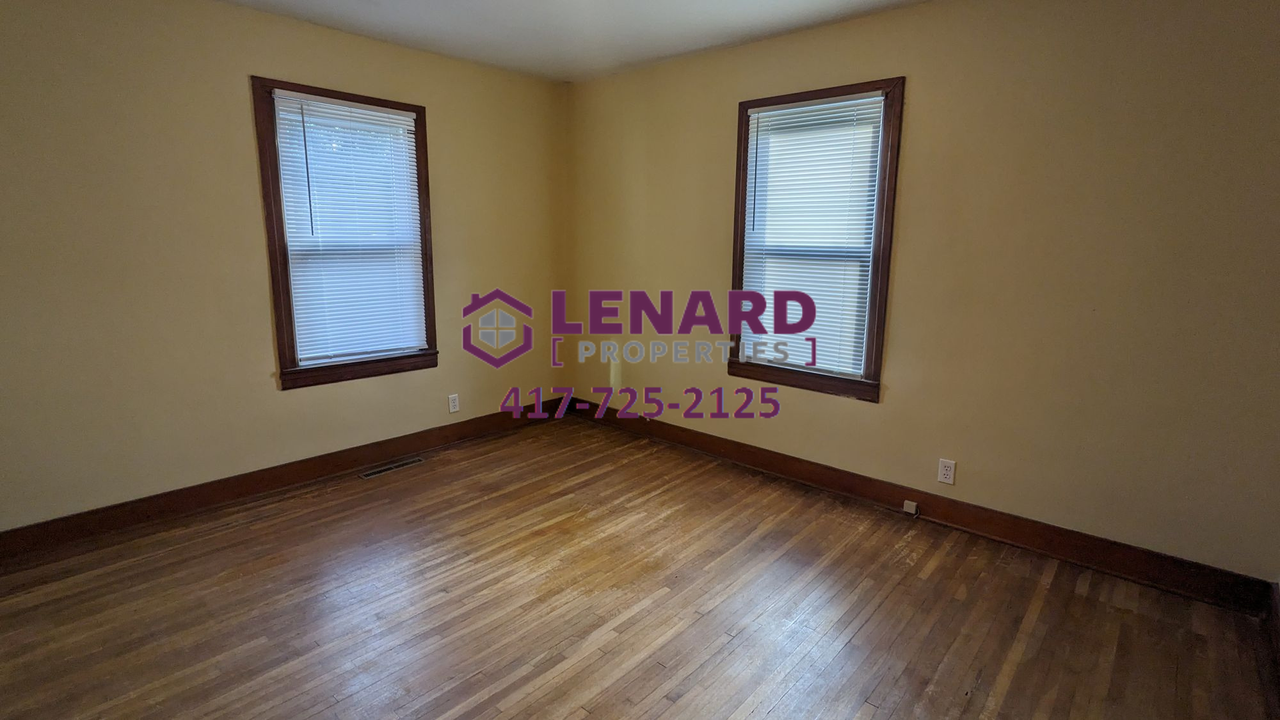 904 E Locust St - Photo 4 of 16