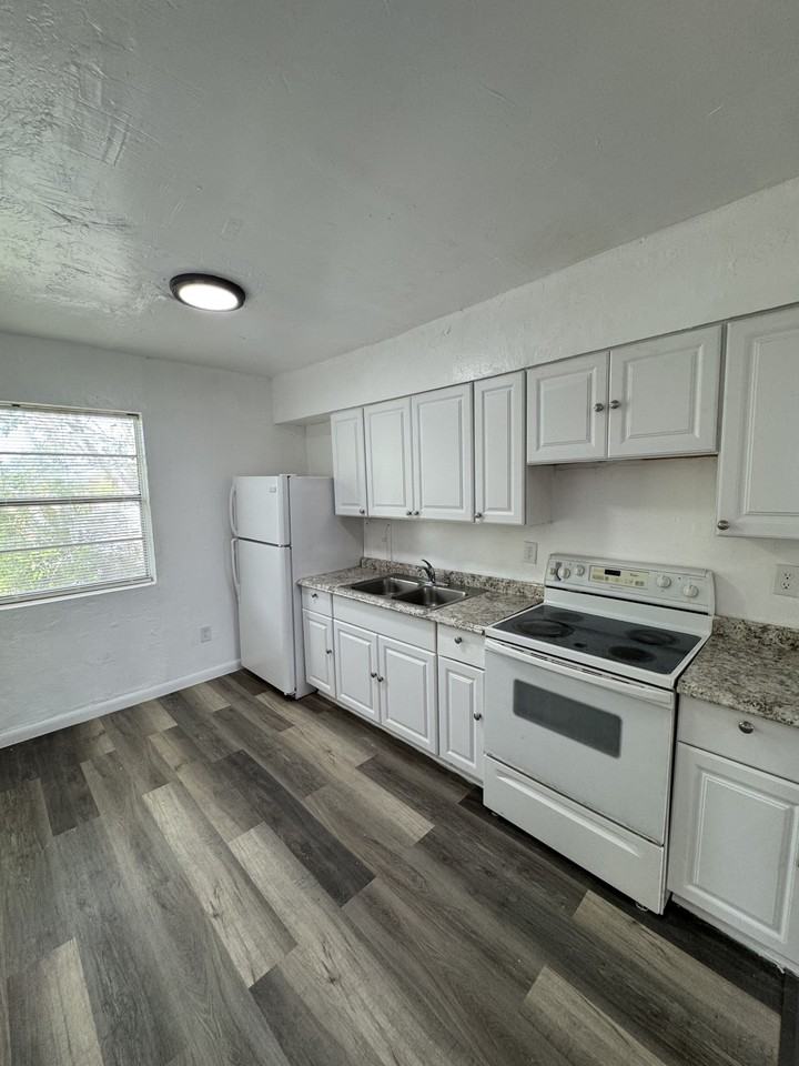 ROCKY APARTMENTS LLC - Photo 4 of 22