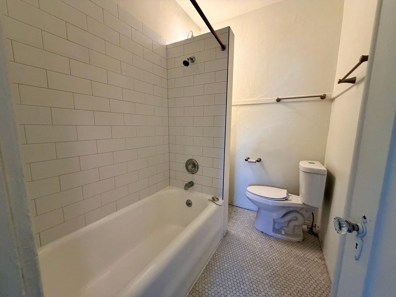 Devoe Apartments - Photo 6 of 35