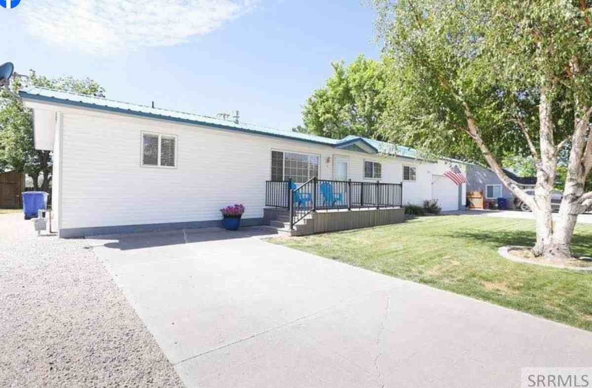 409 2nd St W - Photo 3 of 25