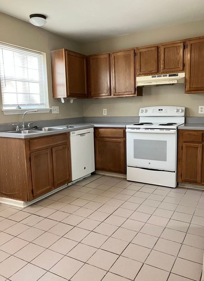 613 Castlegate Dr - Photo 2 of 17