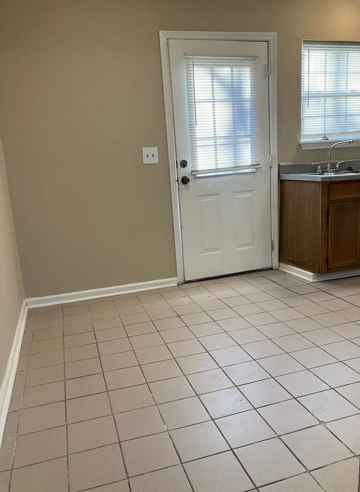 613 Castlegate Dr - Photo 3 of 17