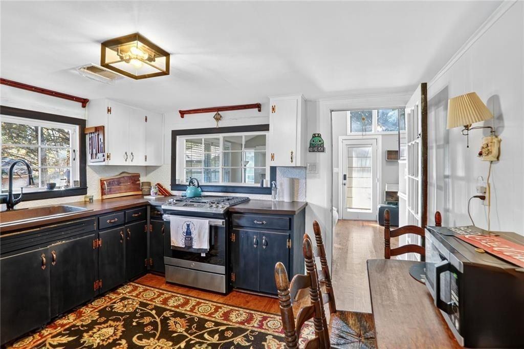 3671 Bishop Dr - Photo 4 of 15