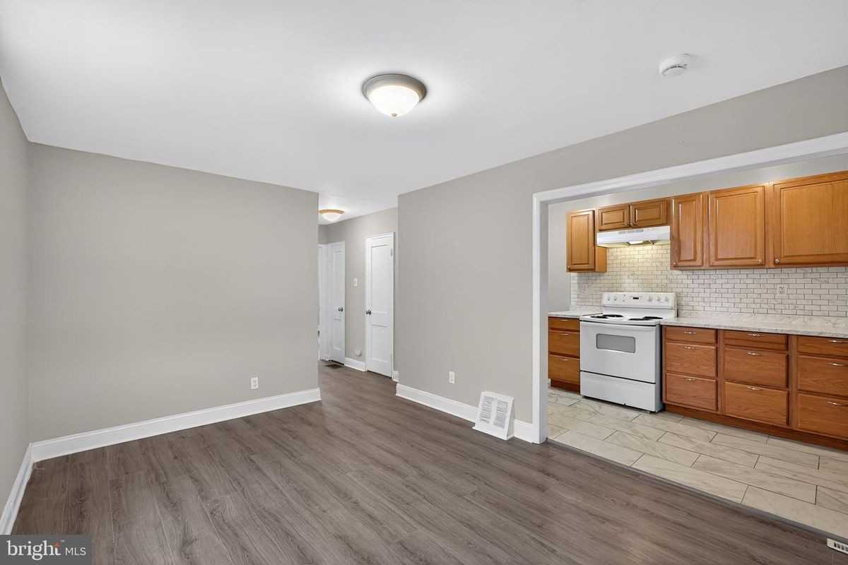 1001 Burnside Rd - Photo 3 of 10