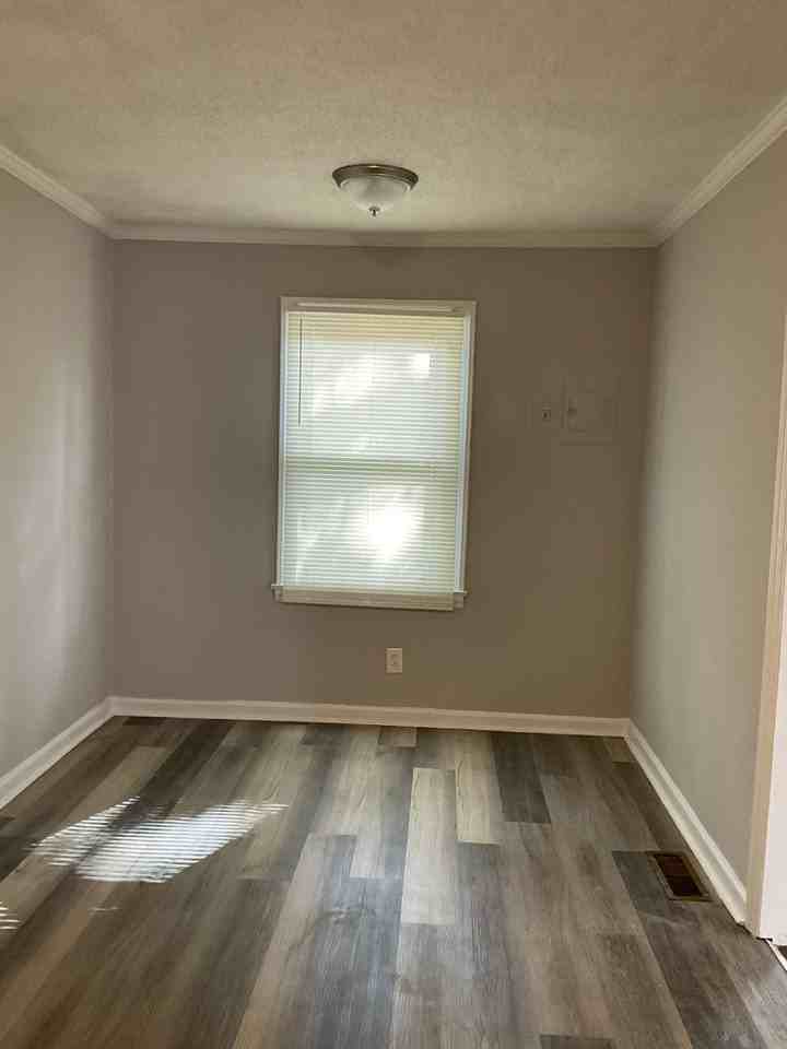 710 Glenn St - Photo 2 of 4