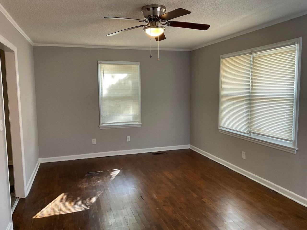 710 Glenn St - Photo 3 of 4