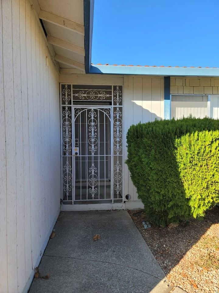 1031 Fallbrook Dr - Photo 2 of 24