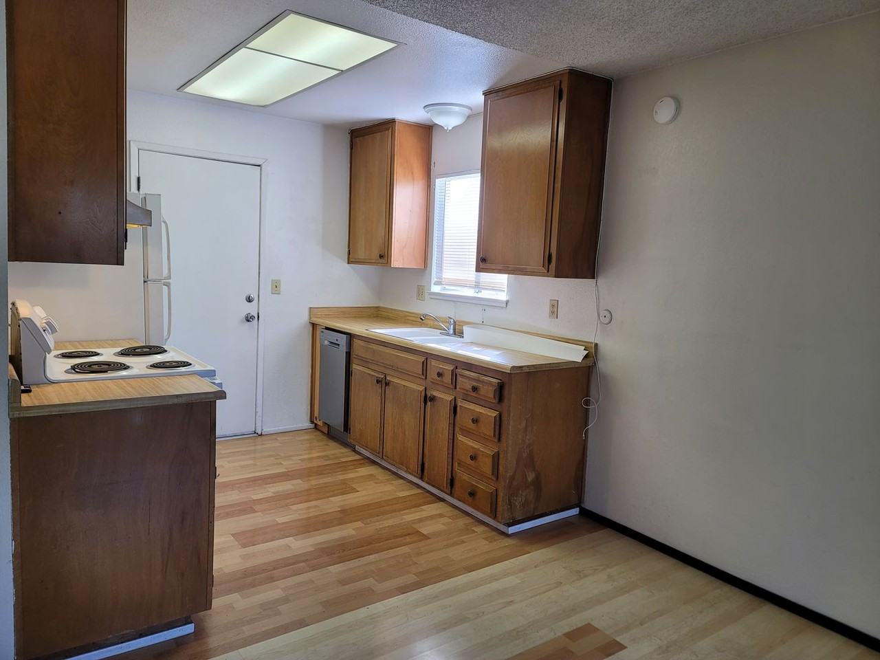 1031 Fallbrook Dr - Photo 5 of 24