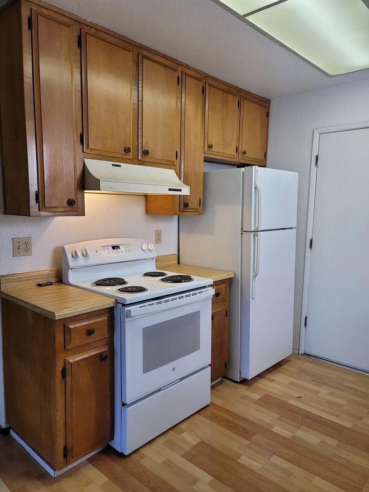 1031 Fallbrook Dr - Photo 6 of 24