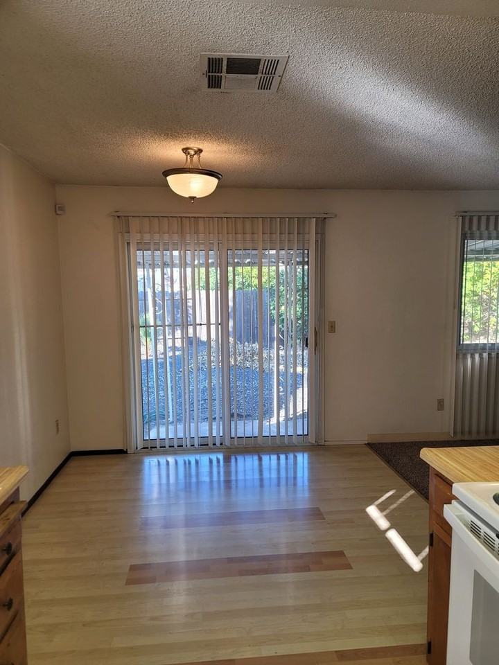 1031 Fallbrook Dr - Photo 7 of 24