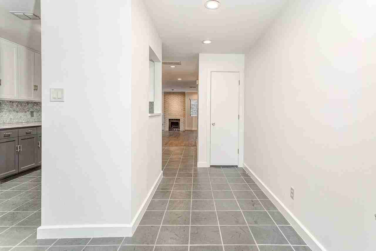 2633 Mccart Ave - Photo 6 of 34